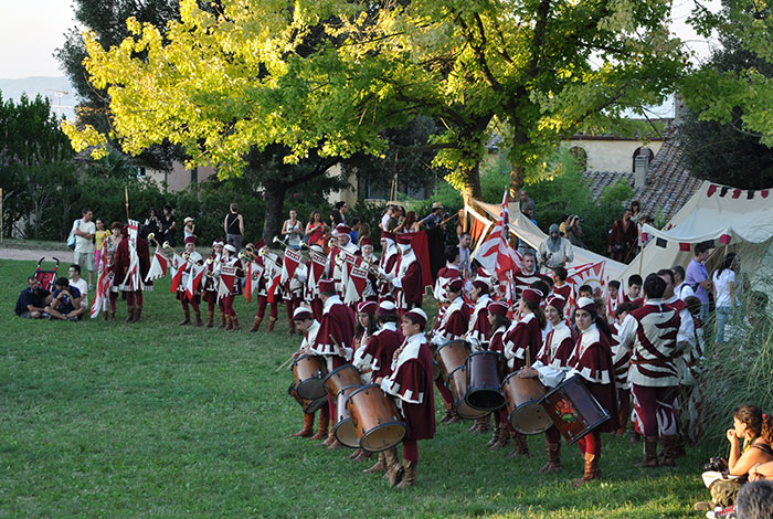 festa medievale a volterra esibizioni sbandieratori