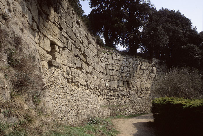 hotel a volterra per escursioni mura etrusche