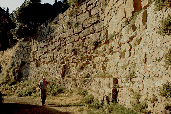 visitare volterra lungo mura etrusche