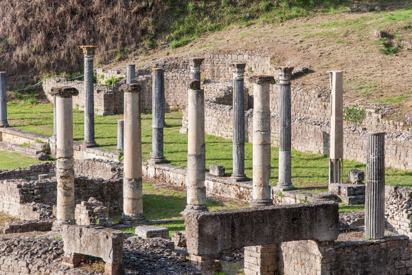 visitare volterra teatro romano